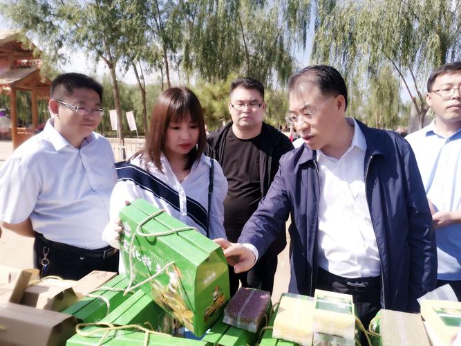 宣化区区政府副区长毛飞对众邦农产品加工厂提出了宝贵的建议,建议做